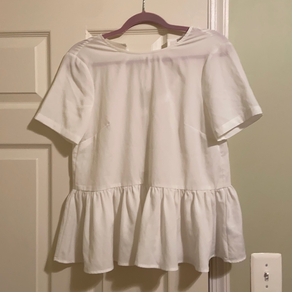 Cute hinge top with bows in the back